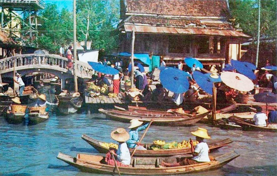 настоящий плавучий рынок около бангкока