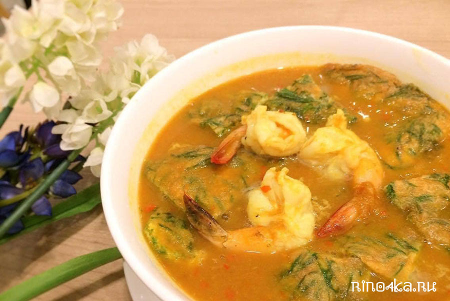 острый тайский суп с креветками