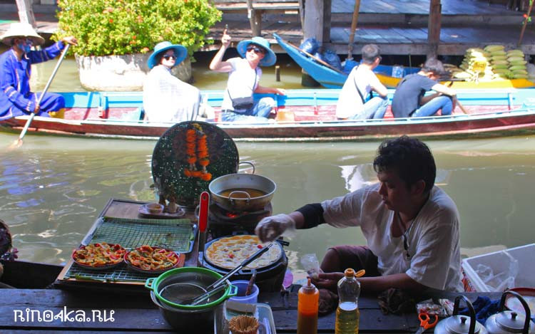 Еда с лодок в Паттайе