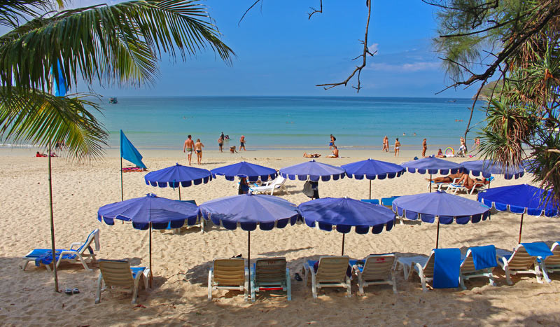 Зона с лежаками на пляже Ката